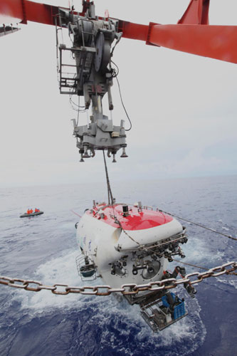 Le submersible habité chinois Jiaolong revient d'une plongée pour des recherches scientifiques dans l'Océan Pacifique, le 7 septembre 2013. [Photo / Xinhua]