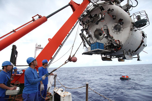 Le submersible habité chinois Jiaolong s'apprête à plonger pour mener des recherches scientifiques dans l'Océan Pacifique, le 7 septembre 2013. [Photo / Xinhua]