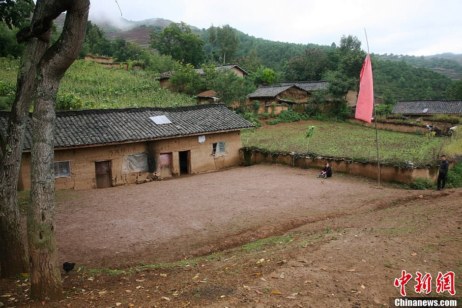 Photo prise le 6 septembre 2013 montrant l'école primaire du village de Naituo située dans les Monts Daliang, dans le district de Zhaojue de la province chinoise du Sichuan.  (Chinanews/Gao Han)