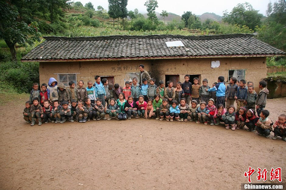 Le 6 septembre 2013, des élèves de l'école primaire du village de Naituo, situé dans les Monts Daliang, dans le district de Zhaojue de la province chinoise du Sichuan, posent pour une photo.  (Chinanews/Gao Han)