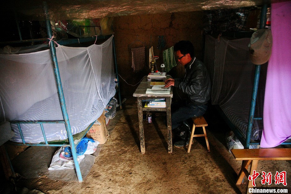 Le 6 septembre 2013, un professeur volontaire de l'école primaire du village de Naituo prépare ses cours dans sa chambre. (Chinanews/Gao Han)
