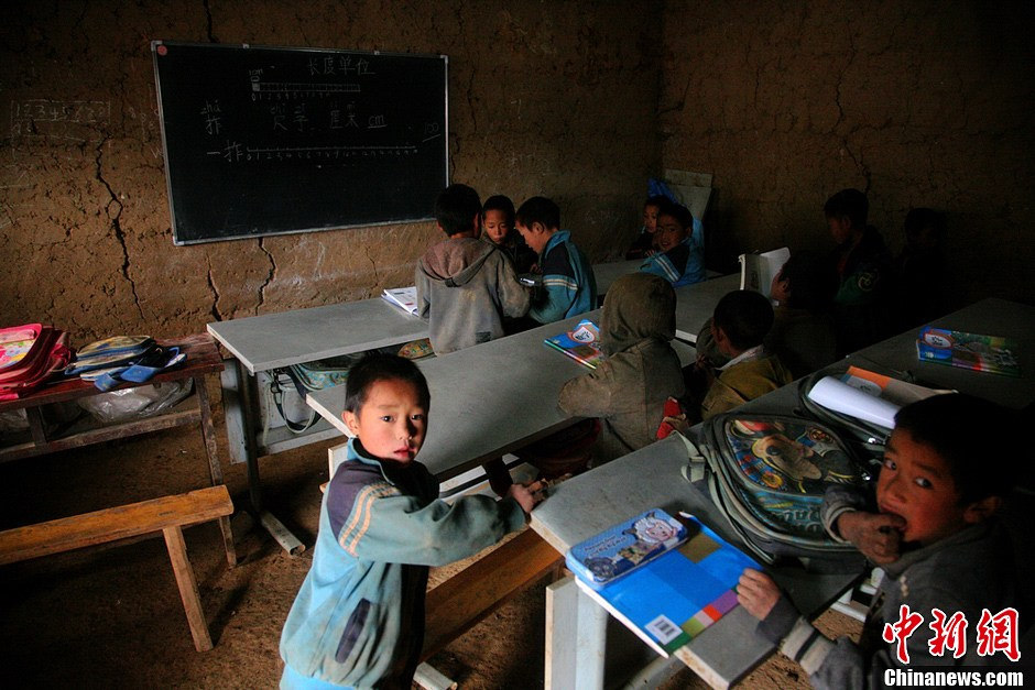 Le 6 septembre 2013 à l'école primaire du village de Naituo, des enfants s'amusent dans la classe. (Chinanews/Gao Han)