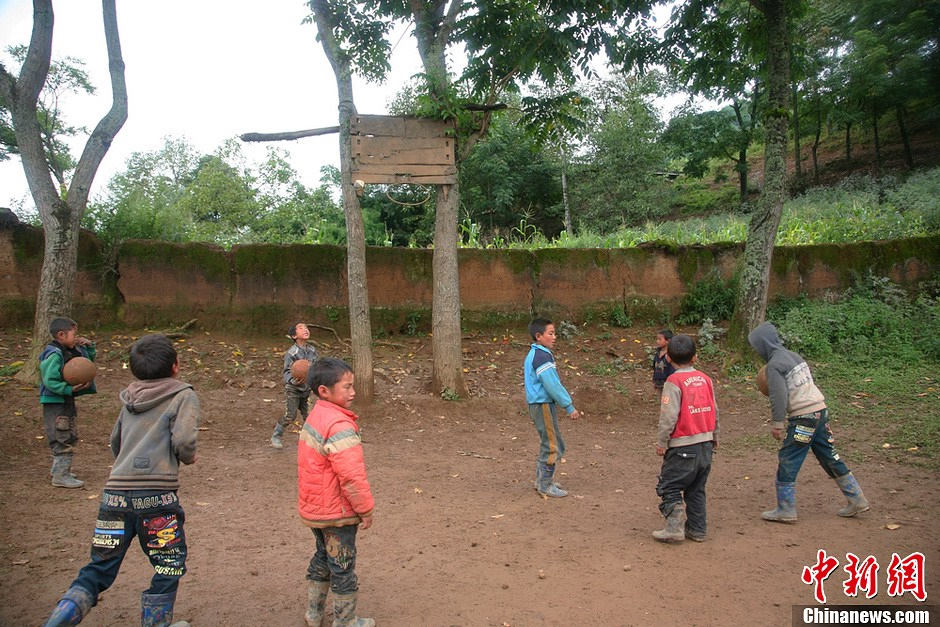Le 6 septembre 2013 à l'école primaire du village de Naituo, des enfants jouent au basketball. (Chinanews/Gao Han)