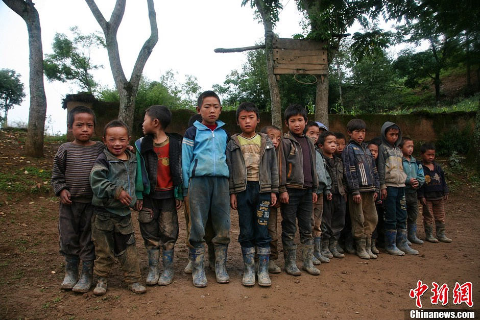 Le 6 septembre 2013 à l'école primaire du village de Naituo, des enfants posent pour une photo. (Chinanews/Gao Han)