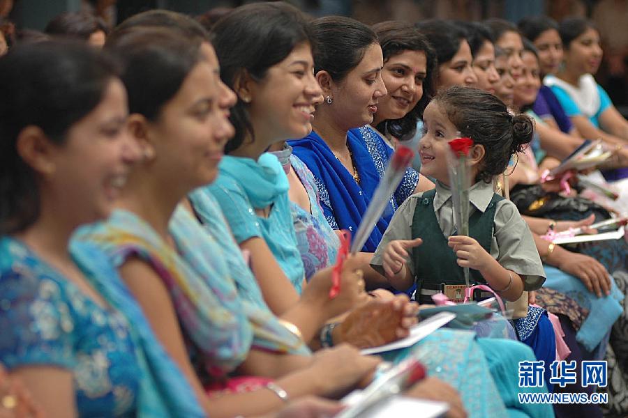 Le 4 septembre 2006 dans une école publique indienne à Amritsar, une fillette tient une rose aux côtés des maîtresses lors d'une cérémonie pour célébrer la Fête des Enseignants qui tombait cette année le 5 septembre. (Photo : Xinhua/Reuters)