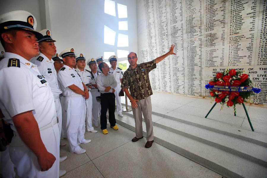 Des marins chinois visitent le mémorial de l'USS Arizona à Pearl Harbor, à Hawaii, aux Etats-Unis, le 7 septembre 2013. Une escadre navale chinoise est arrivée vendredi pour une visite amicale de trois jours. (Xinhua / Zha Chunming)