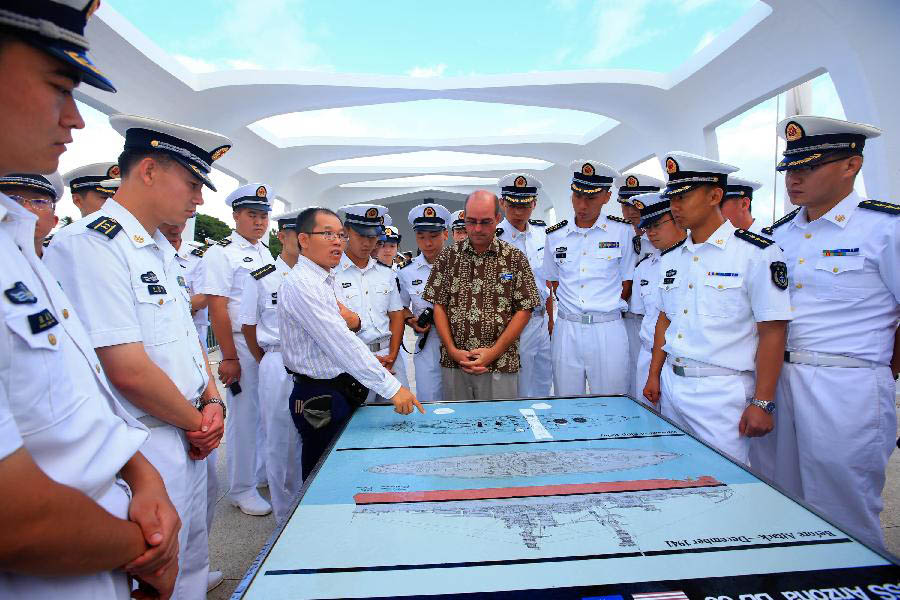 Des marins chinois visitent le mémorial de l'USS Arizona à Pearl Harbor, à Hawaii, aux Etats-Unis, le 7 septembre 2013. Une escadre navale chinoise est arrivée vendredi pour une visite amicale de trois jours. (Xinhua / Zha Chunming)