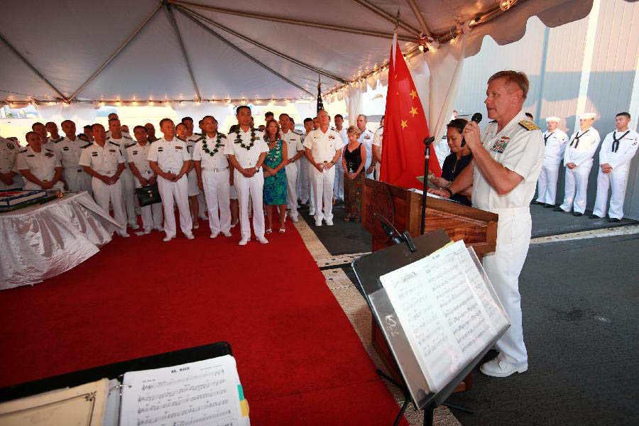 Le commandant de l'escadre navale chinoise Wei Gang (à gauche, devant) serre la main de l'Amiral Williams (à droite, devant), commandant de la Région Marine d'Hawaii et du Groupe Naval du Pacifique Centre, à Pearl Harbor, à Hawaii, aux Etats-Unis, le 7 septembre 2013. Une escadre navale chinoise est arrivée vendredi pour une visite amicale de trois jours. (Xinhua / Zha Chunming)