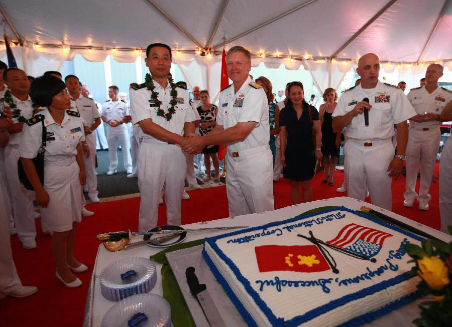 Le commandant de l'escadre navale chinoise Wei Gang (à gauche, devant) serre la main de l'Amiral Williams (à droite, devant), commandant de la Région Marine d'Hawaii et du Groupe Naval du Pacifique Centre, à Pearl Harbor, à Hawaii, aux Etats-Unis, le 7 septembre 2013. Une escadre navale chinoise est arrivée vendredi pour une visite amicale de trois jours. (Xinhua / Zha Chunming)