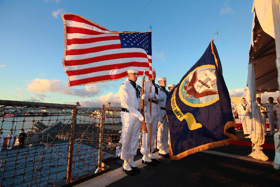 Des marins américains assistent à la cérémonie de descente du drapeau lors de la visite de marins chinois à bord de l'USS Lake Erie à Pearl Harbor, à Hawaii, aux Etats-Unis, le 7 septembre 2013. Une escadre navale chinoise est arrivée vendredi pour une visite amicale de trois jours. (Xinhua / Zha Chunming)