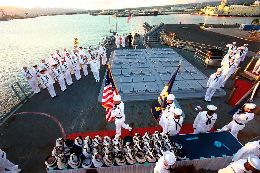 La cérémonie de la descente du drapeau sur l'USS Lake Erie à Pearl Harbor, à Hawaii, aux Etats-Unis, le 7 septembre 2013. Une escadre navale chinoise est arrivée vendredi pour une visite amicale de trois jours. (Xinhua / Zha Chunming)