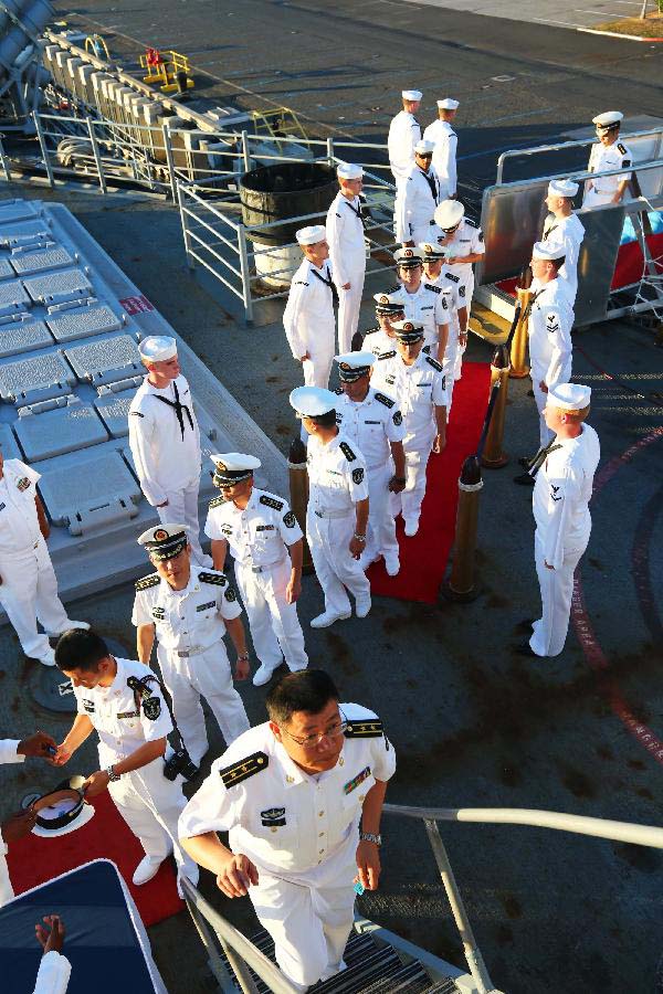 Des marins chinois assistent à une réception à bord de l'USS Lake Erie à Pearl Harbor, à Hawaii, aux Etats-Unis, le 7 septembre 2013. Une escadre navale chinoise est arrivée vendredi pour une visite amicale de trois jours. (Xinhua / Zha Chunming)