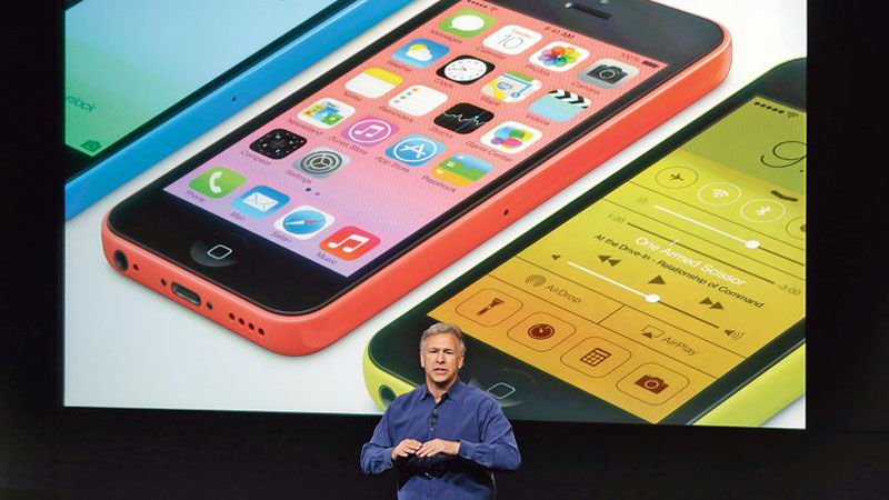 Le PDG d'Apple Tim Cook sur la scène de de l'auditorium de Cupertino pour présenter les deux nouveaux smartphones.(Photo : Marcio Jose Sanchez/AP)