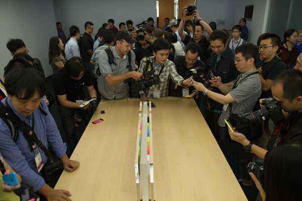 Les nouveaux modèles de l'iPhone 5C sont présentés mercredi 11 septembre à Beijing devant les médias chinois. [Photo :  Asianewsphoto/Wei Xiaochen]