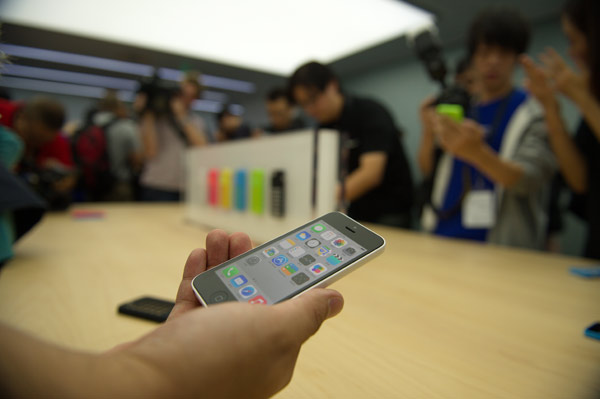 Les nouveaux modèles de l'iPhone 5C sont présentés mercredi 11 septembre à Beijing devant les médias chinois.[Photo :  Asianewsphoto/Wei Xiaochen]