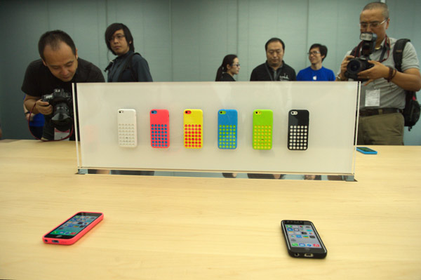 Les nouveaux modèles de l'iPhone 5C sont présentés mercredi 11 septembre à Beijing devant les médias chinois. [Photo :  Asianewsphoto/Wei Xiaochen] 