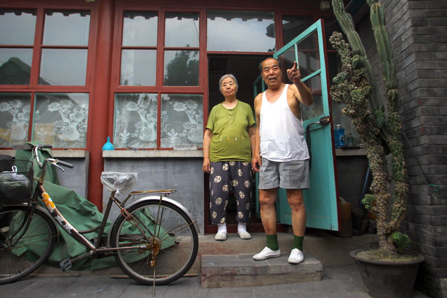 Ma Lingpeng et son épouse Meng Zhaohui dans leur cour, située dans Baimixiejie hutong (rue du riz blanc), dans le quartier de Shichahai. [Photo Zou Hong / China Daily]