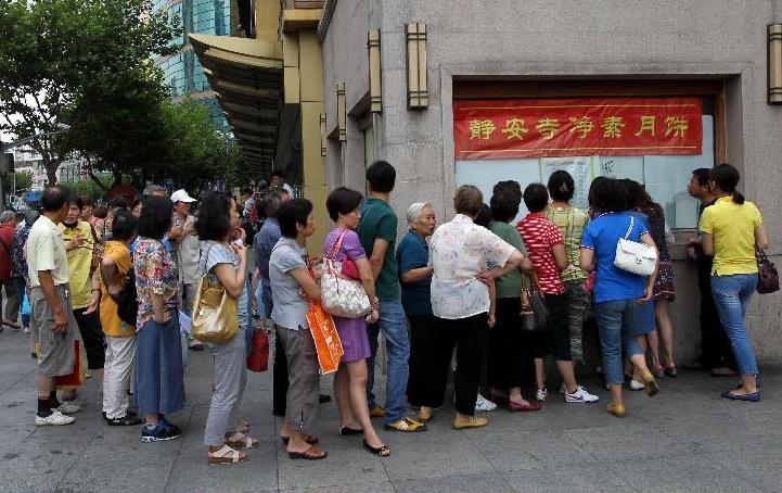 Le 5 septembre, les habitants font la queue devant le Temple Jing'an à Shanghai pour acheter des gâteaux de lune végétariens.