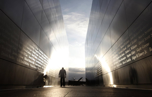 Un homme marche au travers du Mémorial Empty Sky du 11 septembre, en face du One World Trade Center de New York, au Liberty State Park, à Jersey City, dans le New Jersey, le 9 septembre 2013. [Photo / agences]
