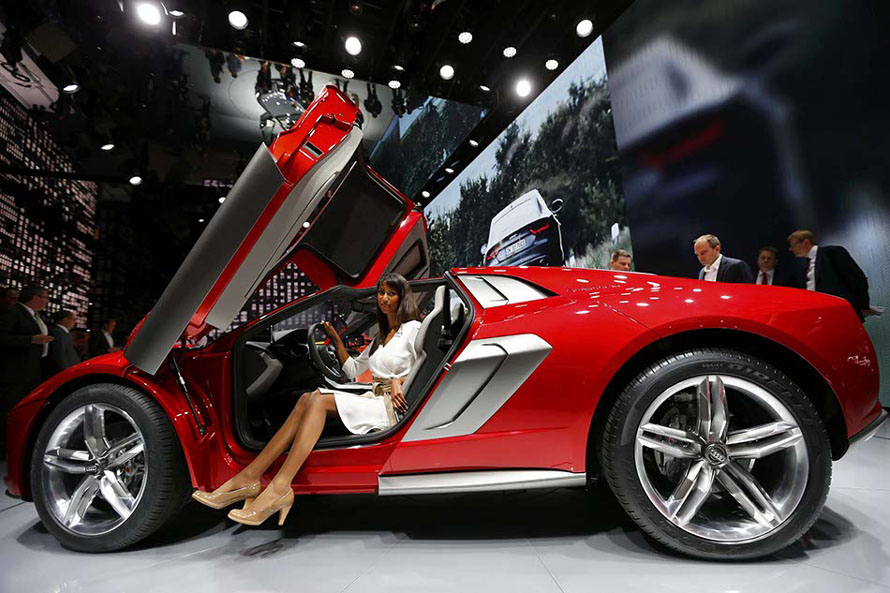 Un mannequin pose dans un concept-car Nanuk Quattro Audi, lors de la journée de présentation aux médias au Salon automobile de Francfort (IAA) le 10 septembre 2013. [Photo / agences]