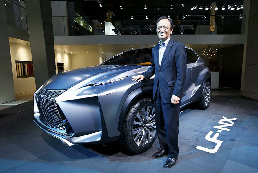 Tokuo Fukuichi, vice-président de Lexus, pose à côté d'un concept crossover LF-NX Lexus de taille moyenne, lors de la journée de présentation aux médias au Salon automobile de Francfort (IAA) le 10 septembre 2013. [Photo / agences]