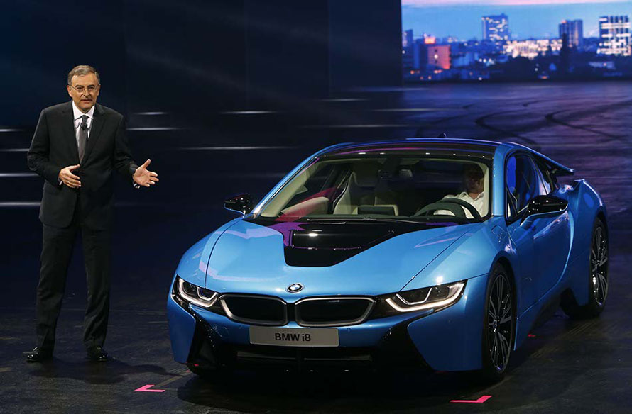 Norbert Reithofer, PDG de BMW présente la supercar BMW i8 hybride lors de la journée de présentation aux médias au Salon automobile de Francfort (IAA) le 10 septembre 2013. [Photo / agences]