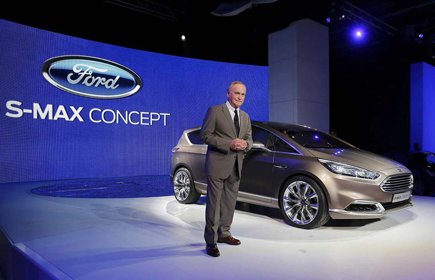 Martin Smith, directeur design de Ford Europe, Directeur, pose à côté d'un concept-car Ford S-Max lors de la journée de présentation aux médias au Salon automobile de Francfort (IAA) le 10 septembre 2013. [Photo / agences]