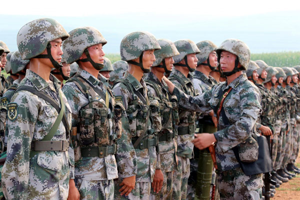 Des militaires du commandement de la région militaire de Beijing en formation à Shijiazhuang, la province du Hebei, au nord de la Chine, le 16 août 2013.