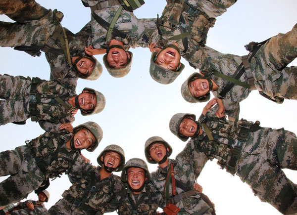 Des soldats du commandement de la région militaire de Beijing en formation à Shijiazhuang, la province du Hebei, au nord de la Chine, le 16 août 2013.