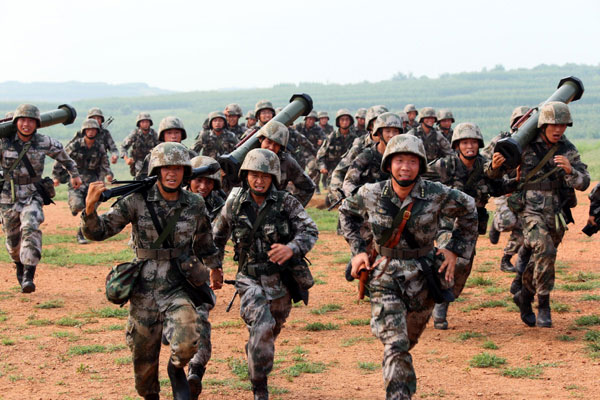 Des soldats du commandement de la région militaire de Beijing en formation à Shijiazhuang, la province du Hebei, au nord de la Chine, le 16 août 2013.