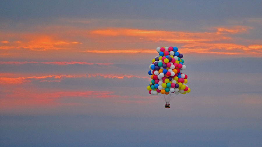 Au petit matin du 12 septembre 2013 à Carinbou en Maine aux Etats-Unis, l'aérostier américain Jonathan Trappe s'est embarqué dans un canot attaché à un bouquet de ballons colorés gonflés à l'hélium et a commencé sa traversée du Pacifique. 