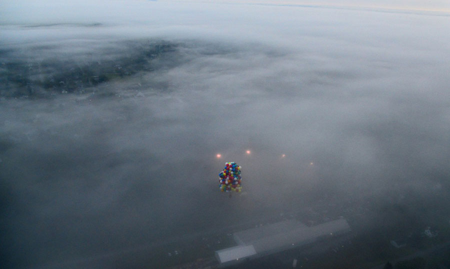Au petit matin du 12 septembre 2013 à Carinbou en Maine aux Etats-Unis, l'aérostier américain Jonathan Trappe s'est embarqué dans un canot attaché à un bouquet de ballons colorés gonflés à l'hélium et a commencé sa traversée du Pacifique. 