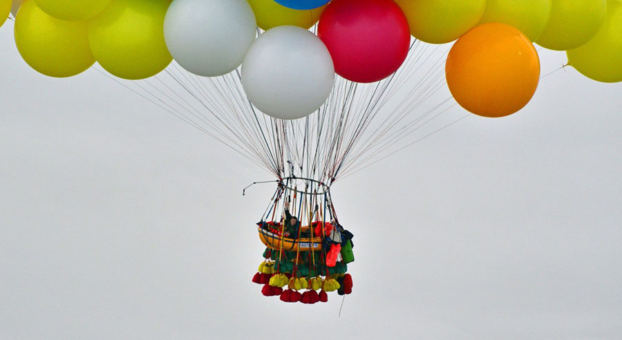 Le 12 septembre 2013 à Carinbou en Maine aux Etats-Unis, l'aérostier américain Jonathan Trappe s'est embarqué dans un canot attaché à un bouquet de ballons colorés gonflés à l'hélium et a commencé sa traversée du Pacifique. 
