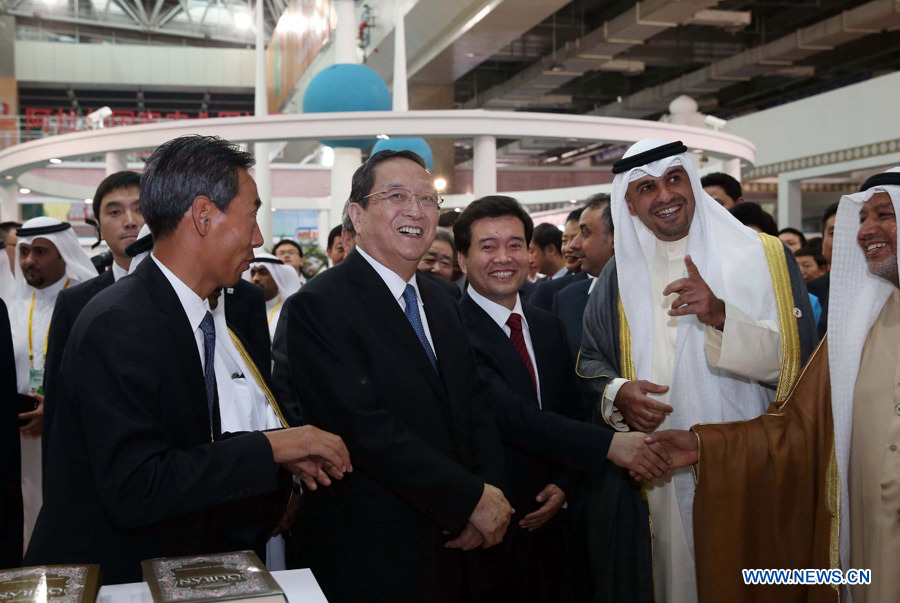 Yu Zhengsheng visite la salle d'exposition du Koweït.