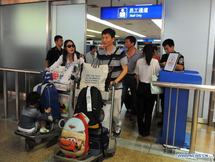 Retour de 1.409 passagers bloqués dans un bateau de croisière chinois en République de Corée (3)