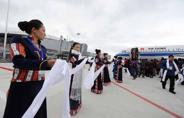 Les résidents locaux se félicitent de l' atterrissage du premier vol à l'aéroport Yading de Daocheng, la province du Sichuan (sud de la Chine), le 16 Septembre 2013. 