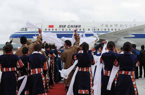 Les habitants locaux se félicitent de l' atterrissage du premier vol à l'aéroport Yading de Daocheng, la province du Sichuan (sud de la Chine), le 16 Septembre 2013. 