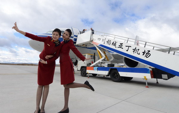 Deux hôtesses de l'air prennent la pause à l'aéroport Yading de Daocheng, la province chinoise du Sichuan (au sud du pays), le 16 Septembre 2013. 