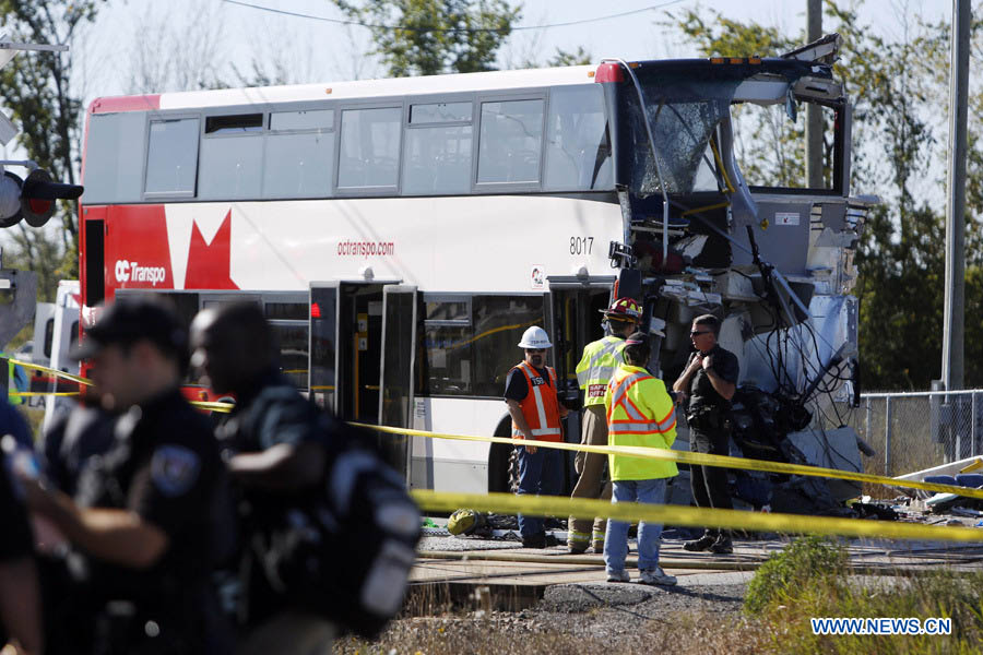 Cinq morts dans une collision bus-train à Ottawa