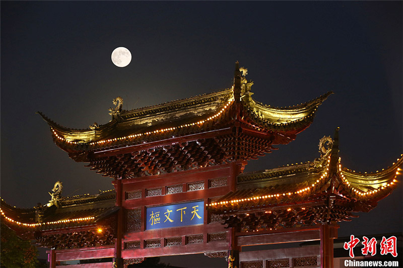 Admirez la lune durant la fête de la mi-automne (7)