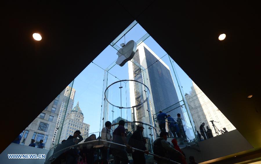 Des gens font la queue à l'extérieur d'un Apple Store à New York, aux Etats-Unis, le 20 septembre 2013. Les nouveaux iPhone 5C et 5S ont été mis en vente vendredi aux Etats-Unis.