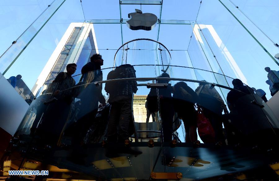 Des gens font la queue à l'extérieur d'un Apple Store à New York, aux Etats-Unis, le 20 septembre 2013. Les nouveaux iPhone 5C et 5S ont été mis en vente vendredi aux Etats-Unis.