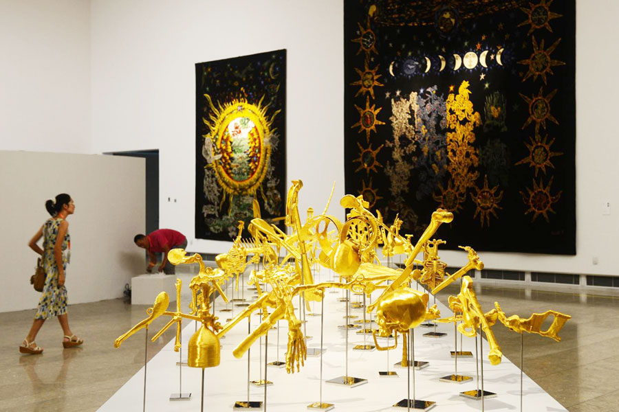 Le travail de l'artiste chinois Lin Tianmiao est exposé, lors de la 1ère édition de la Triennale des Arts textiles à Hangzhou, la capitale de la province du Zhejiang dans l'est de la Chine, le 21 septembre 2013.