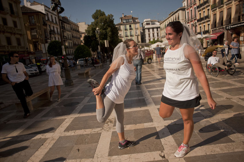 Espagne, Le 21 septembre à Granada, les participantes se préparent à prendre part à une épreuve reservée aux futures mariées. (Photo : Xinhua/AFP)
