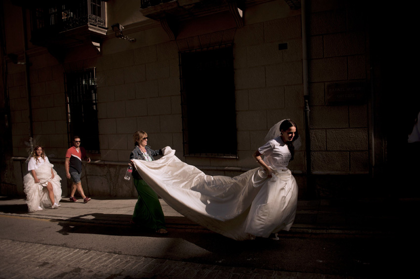 Espagne, Le 21 septembre à Granada, de futures mariées participent à une course à pied très spéciale. (Photo : Xinhua/AFP)