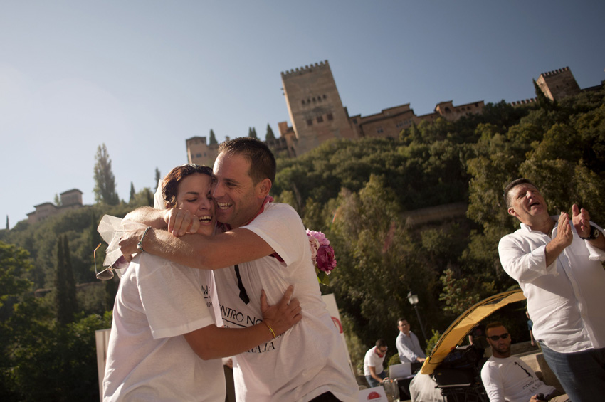 Espagne, le 21 septembre à Granada, la gagnante d'une épreuve sportive très particulière, de futures mariées, embrasse son conjoint. (Photo : Xinhua/AFP)
