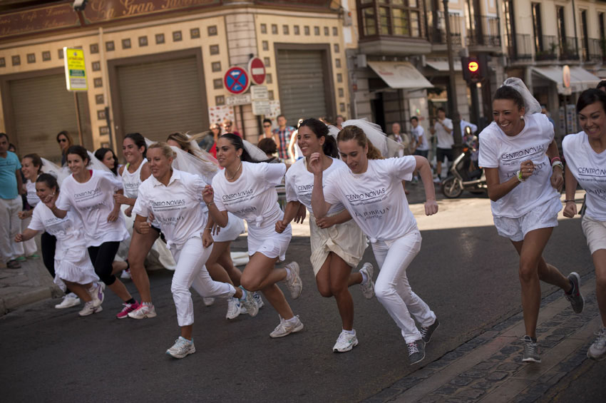 Espagne, Le 21 septembre à Granada, de futures mariées participent à une course à pied très spéciale. (Photo : Xinhua/AFP)
