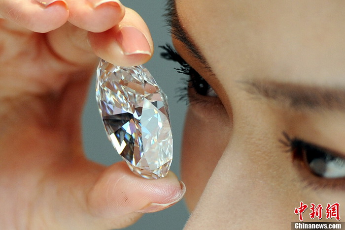 Le plus gros diamant pur incolore sera mis aux enchères à Hong Kong en octobre (2)