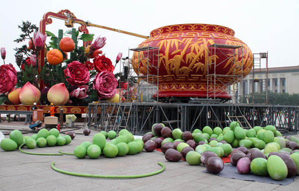 Des décorations pour les congés de la Fête Nationale, qui commencent le 1er octobre sont préparées sur la place Tian'anmen, le 22 septembre 2013. [Photo / Asianewsphoto]