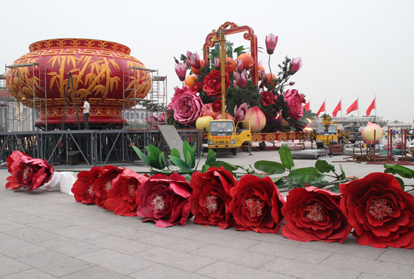 Des décorations pour les congés de la Fête Nationale, qui commencent le 1er octobre, sont placées sur la place Tian'anmen, le 22 septembre 2013. [Photo / Asianewsphoto]